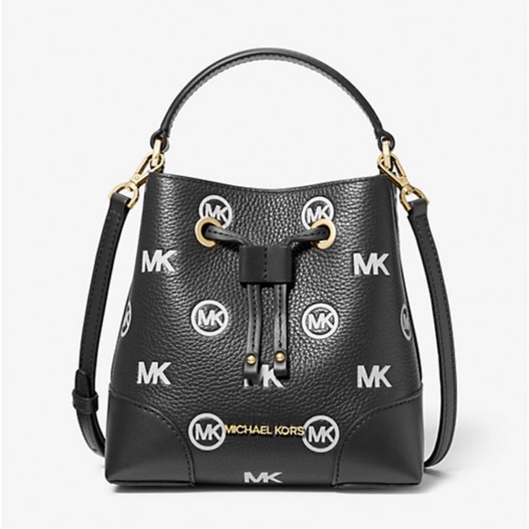 MICHAEL KORS
Mercer Small Logo Embossed Leather
Bucket Bag
COLOR BLACK - Picture 13 of 15